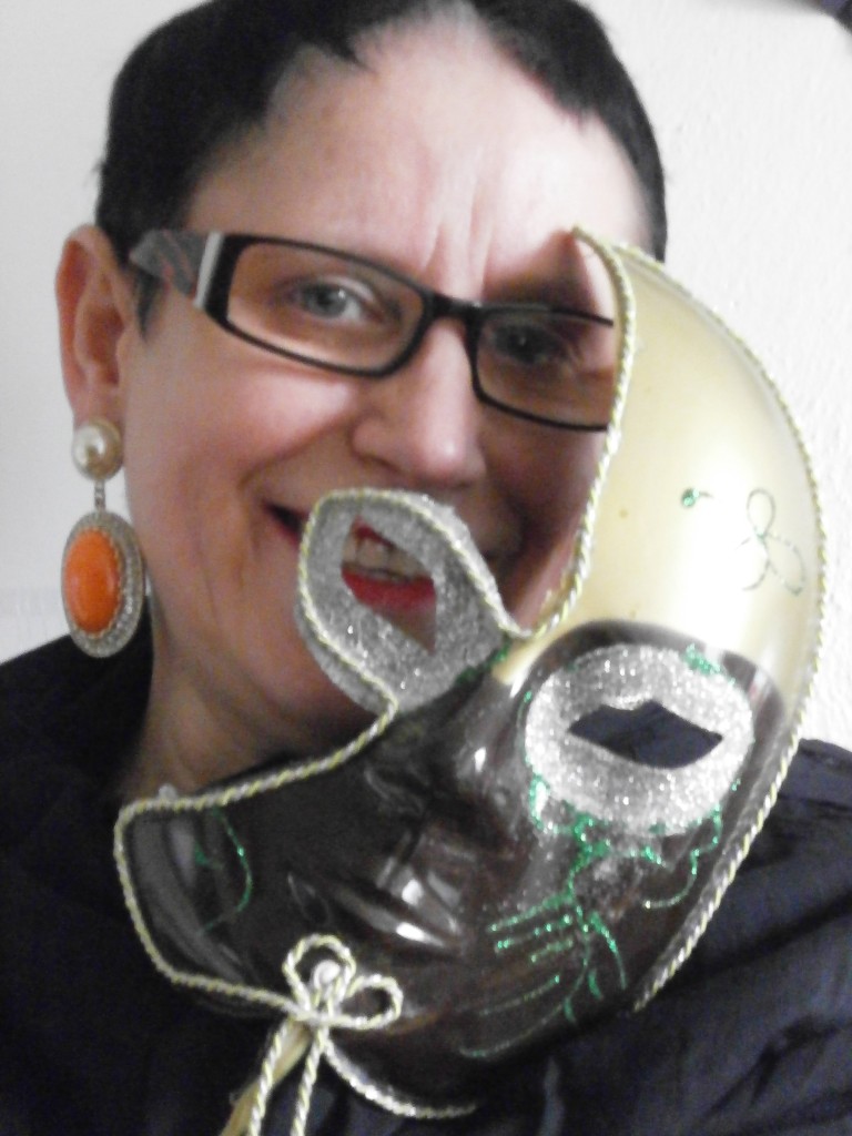 Karnawałowa maska i kolczyki Anny Dello Russo