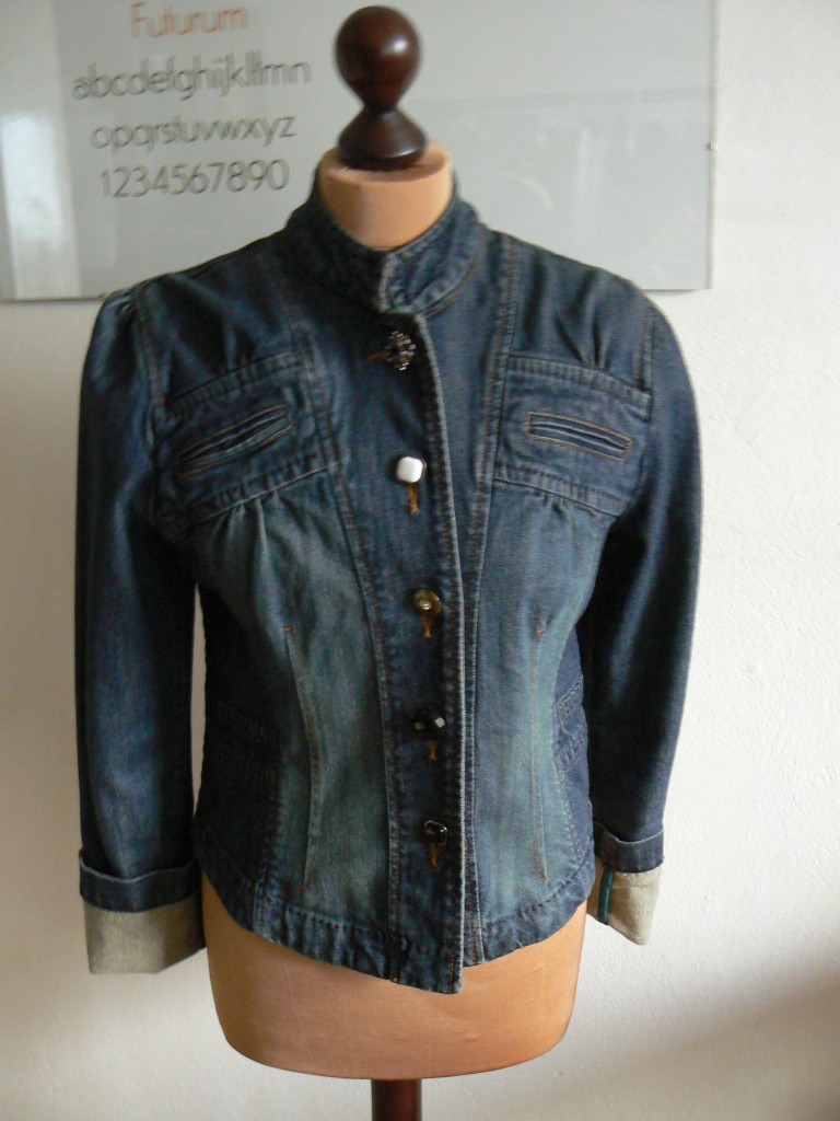 Kurtka z granatowego dżinsu