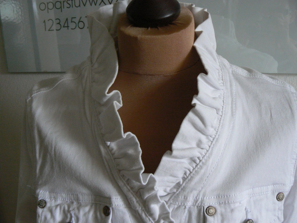 Kurtka z białegoo dżinsu