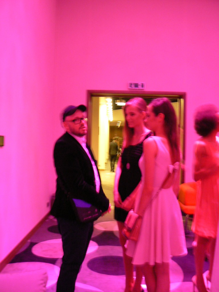 Arkadiusz Taraska z modelkami