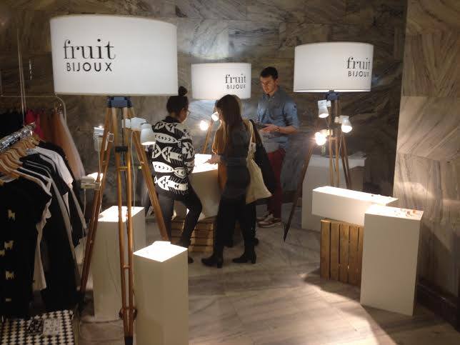 Charakterystyczne firmowe stoisko Fruit Bijoux na targach modowych. Źródło zdjęcia: Fruit Bijoux
