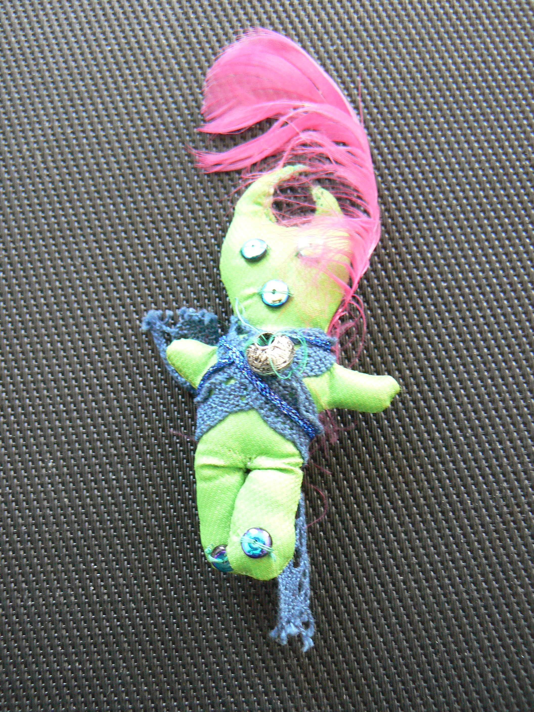 Lalka-broszka inspirowana wudu