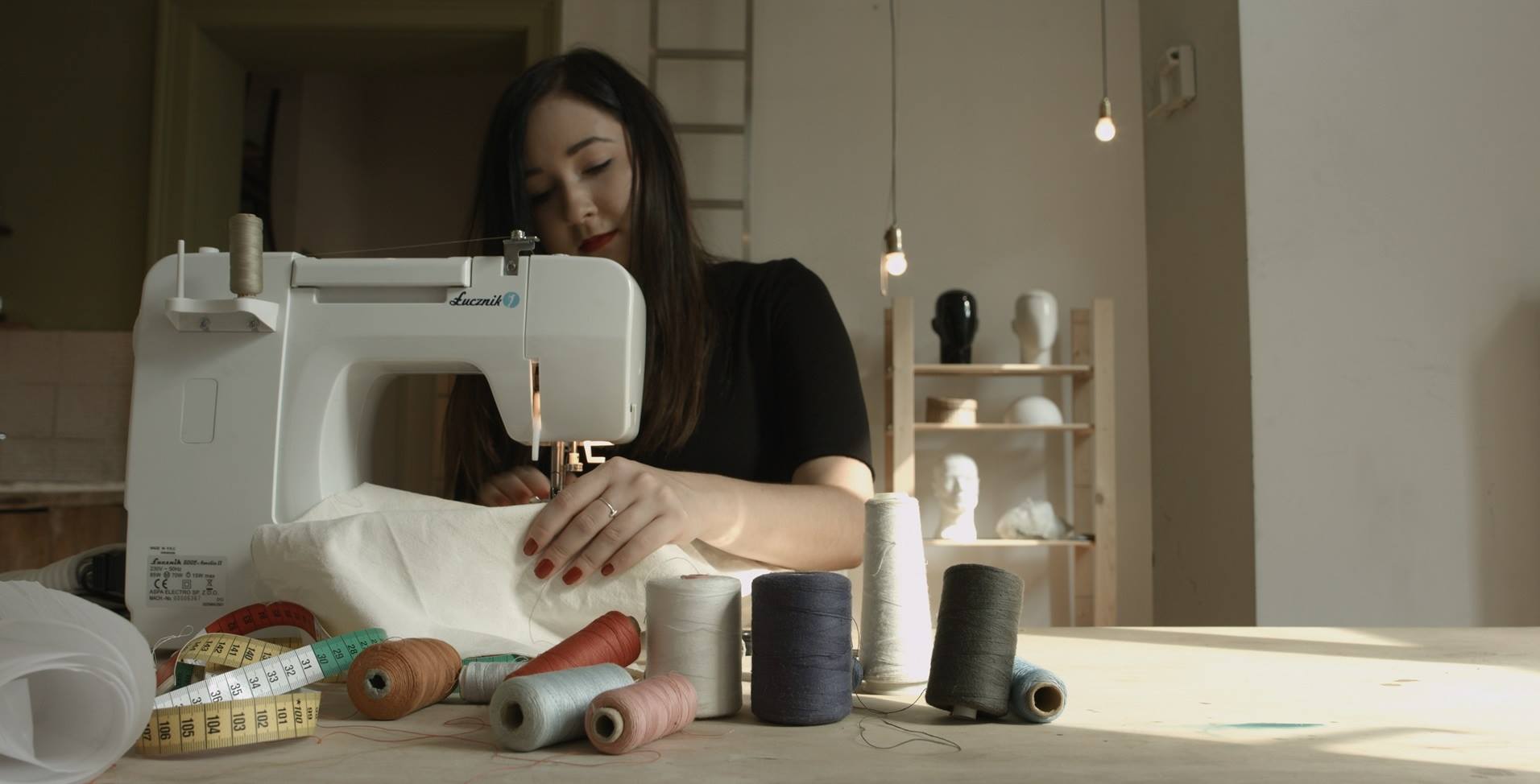 Iga Dymel w wirze pracy. Foto: Bartłomiej Szura