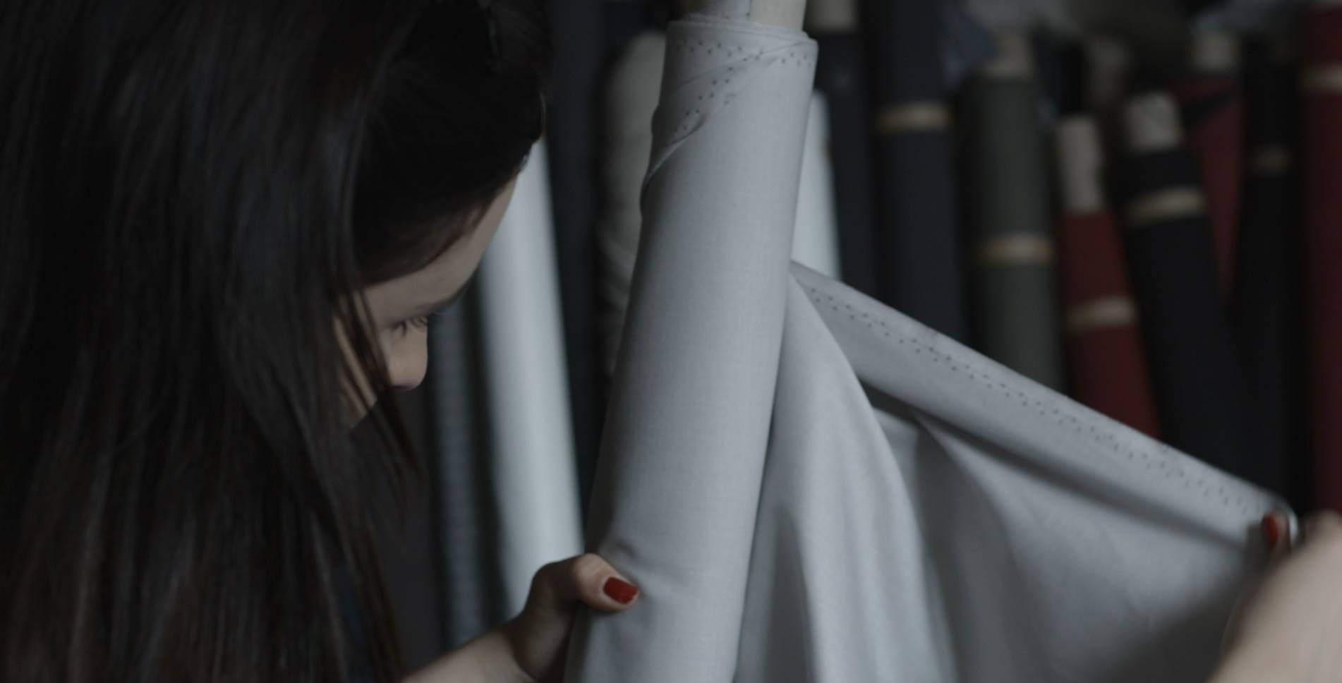 Iga podczas wybierania tkanin w hurtowni. Foto: Bartłomiej Szura