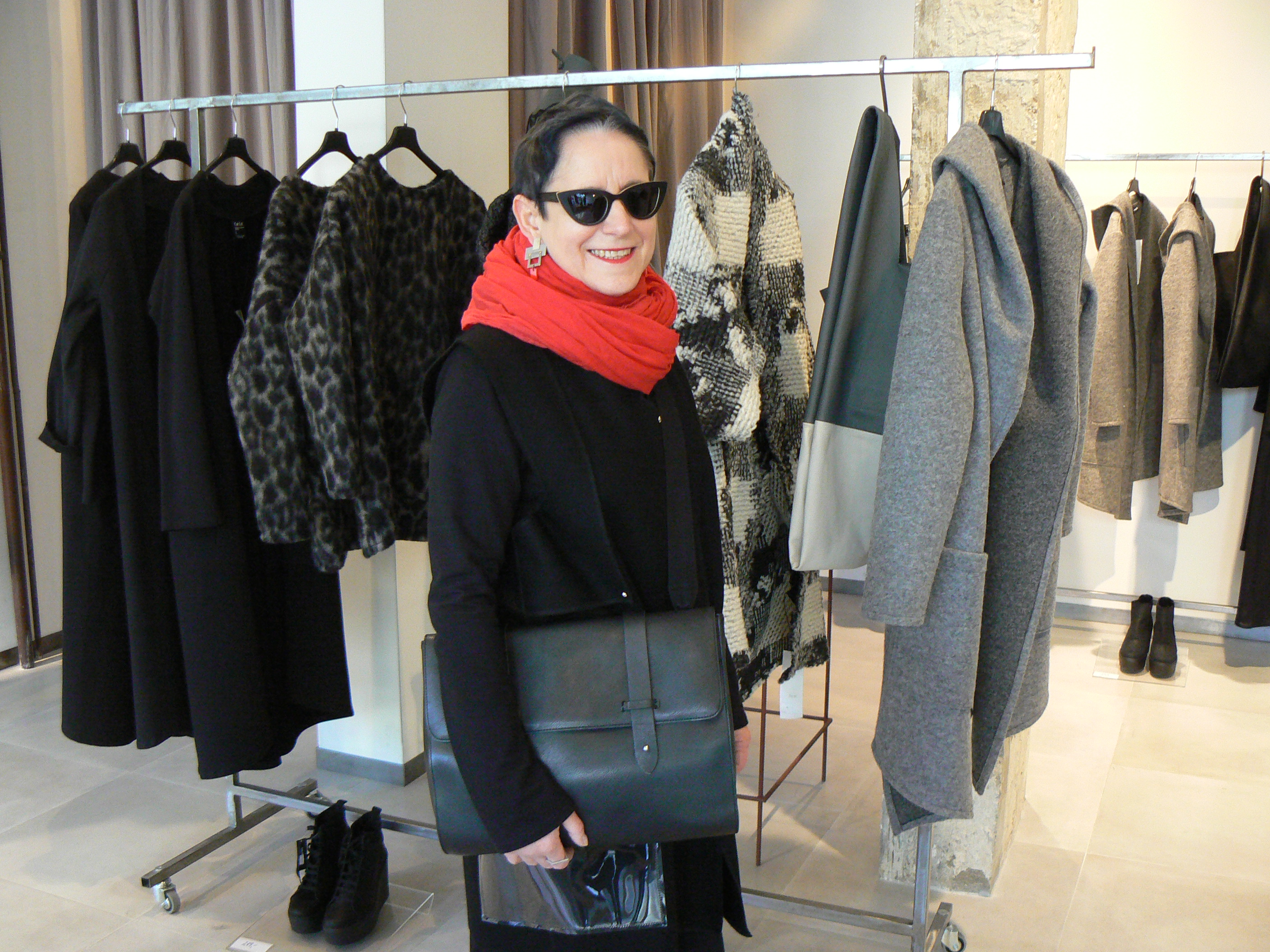 Na zdjęciu: Sukienka - Cat Cat, Kamizela - Jarosław Ewert, torba - Zara, kolczyki - 