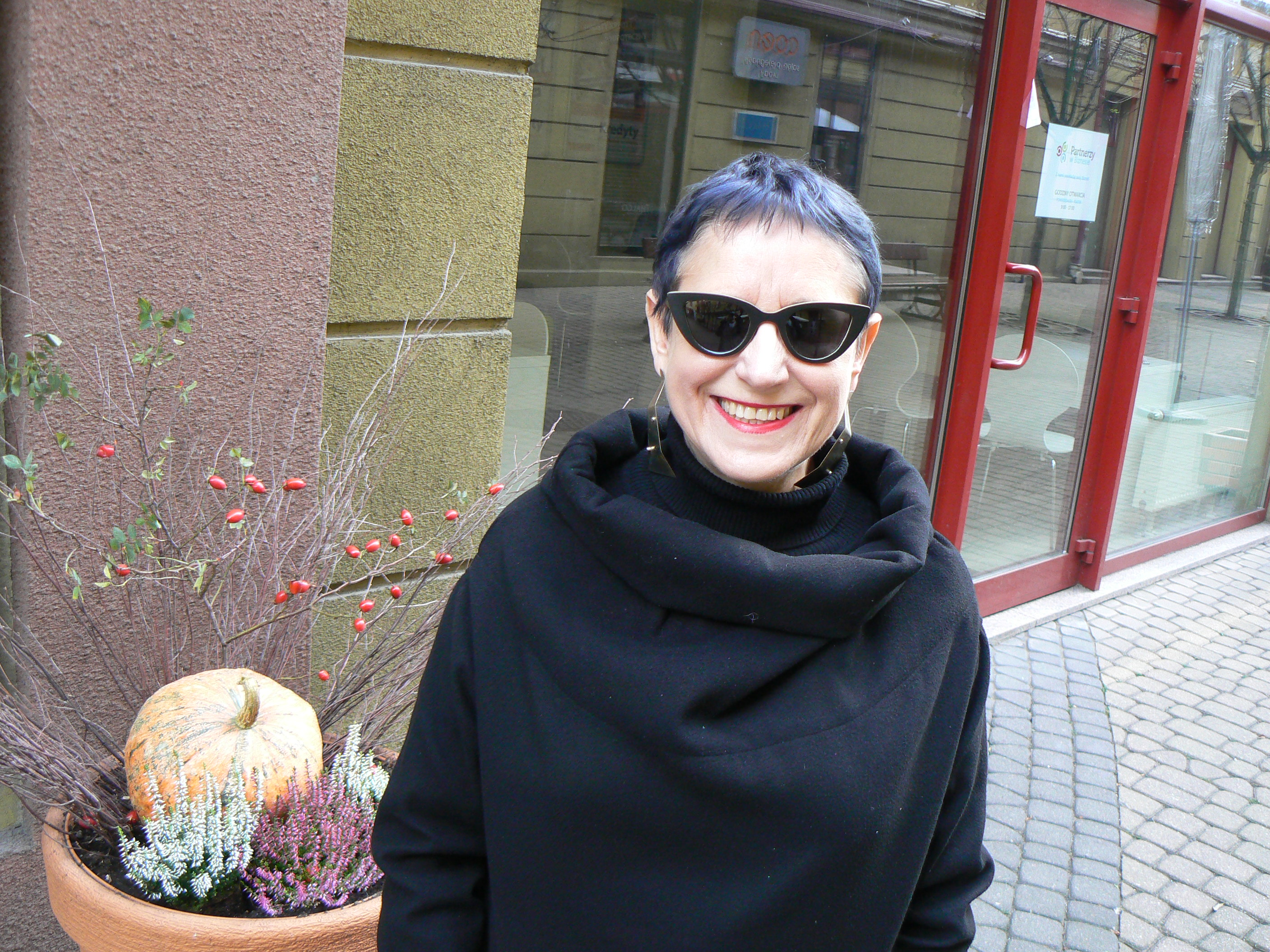 Na zdjęciu: bluza - Jarosław Ewert, kolczyki - Zoli