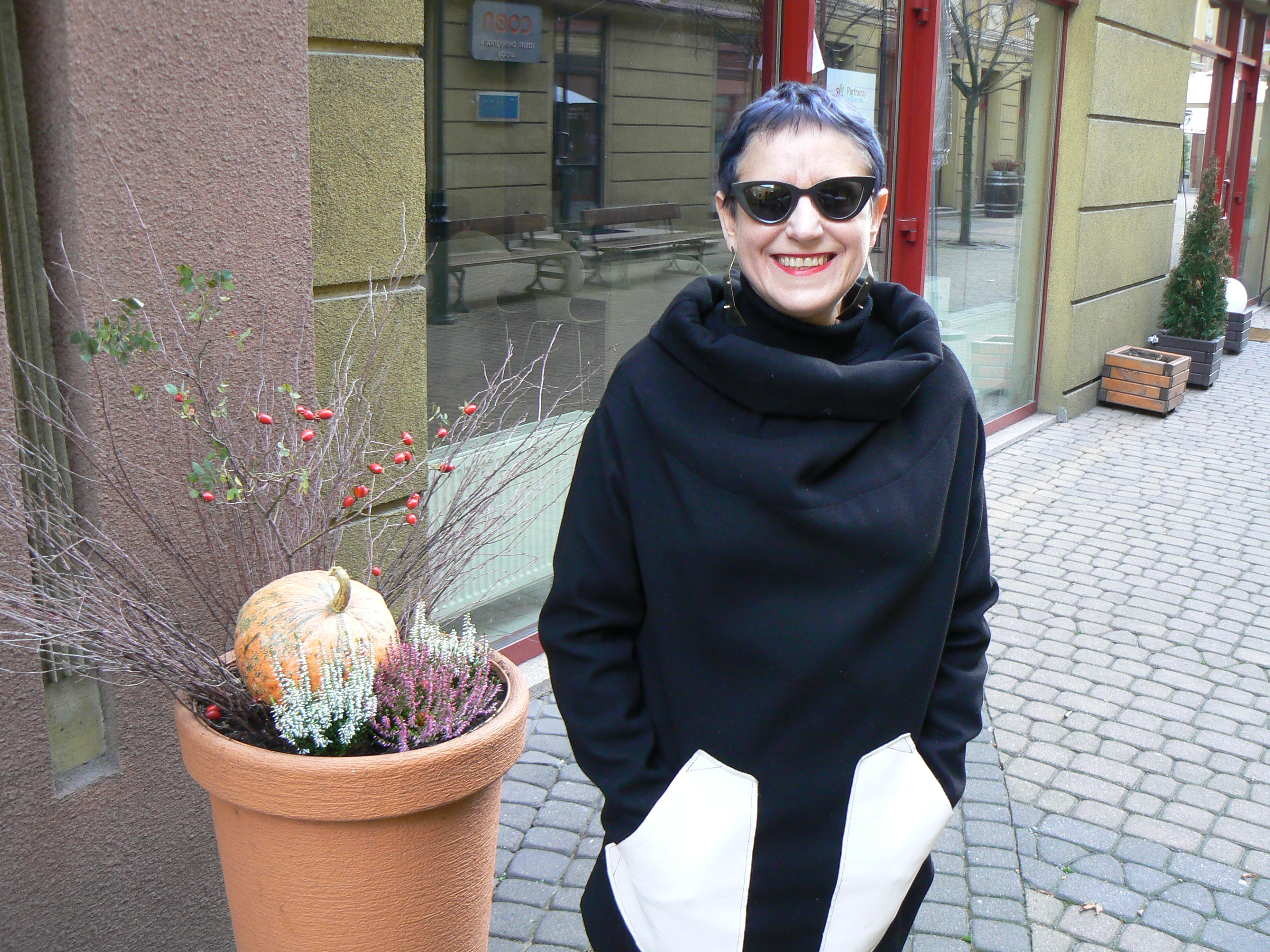 Na zdjęciu: bluza - Jarosław Ewert, kolczyki - Zoli