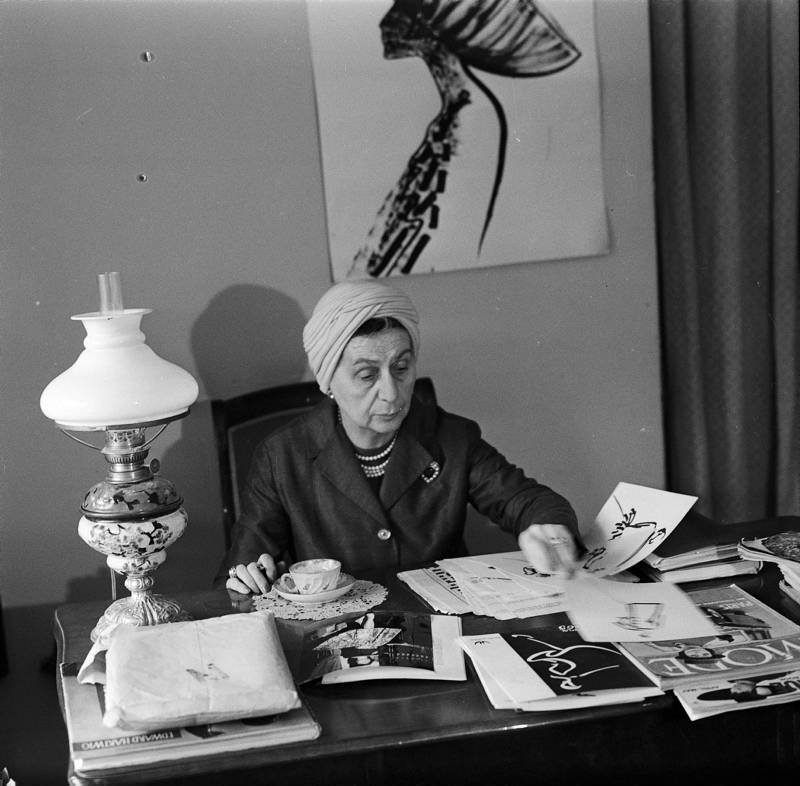 Jadwiga Grabowska w swoim gabinecie. Na ścianie rysunek Jerzego Antkowiaka - ilustracja z ksiąźki, s. 31. Źródło zdjęcia