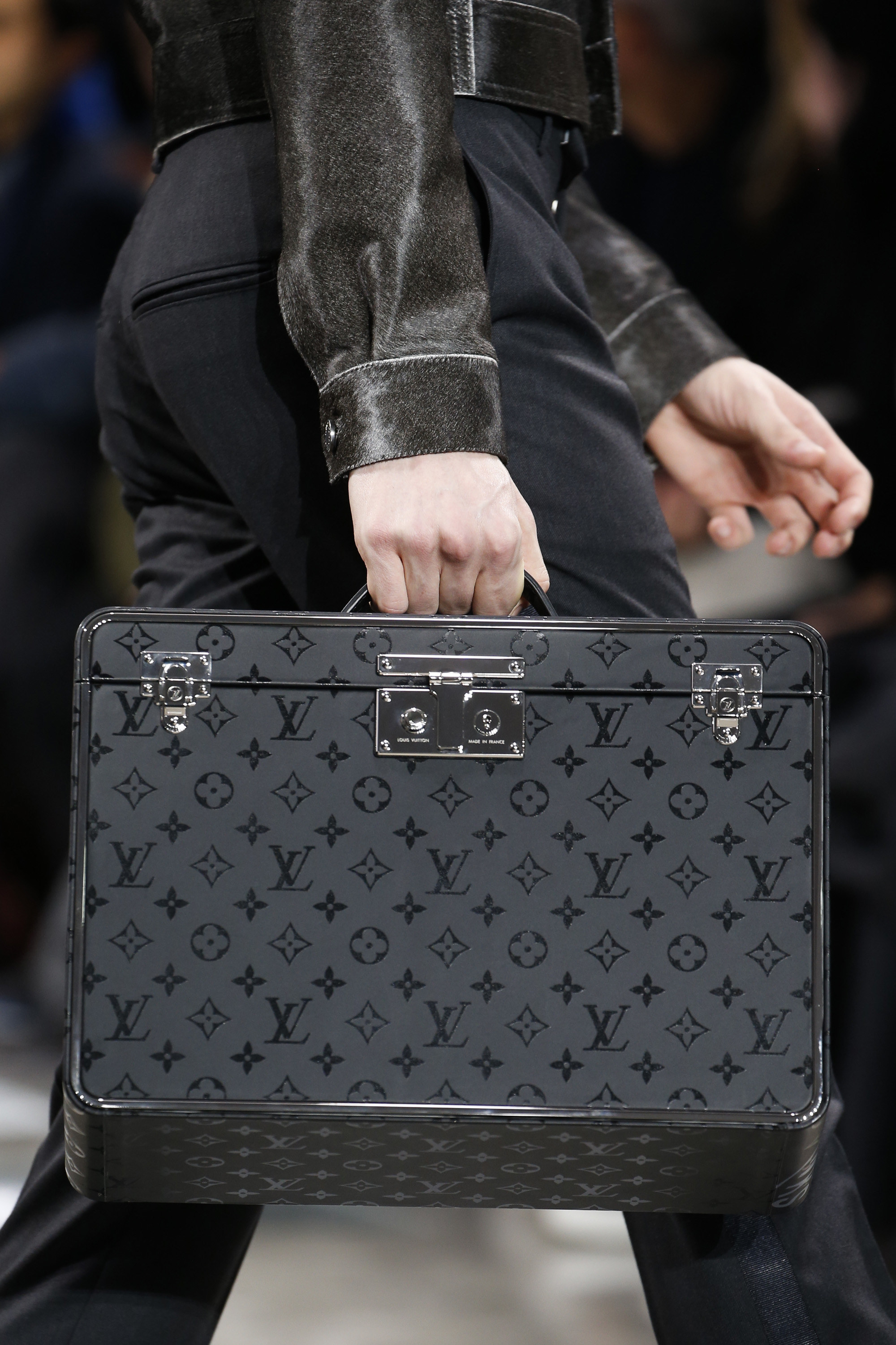Torba z kolekcji Luis Vuitton - Menswear, fall 2016. Źródło zdjęcia