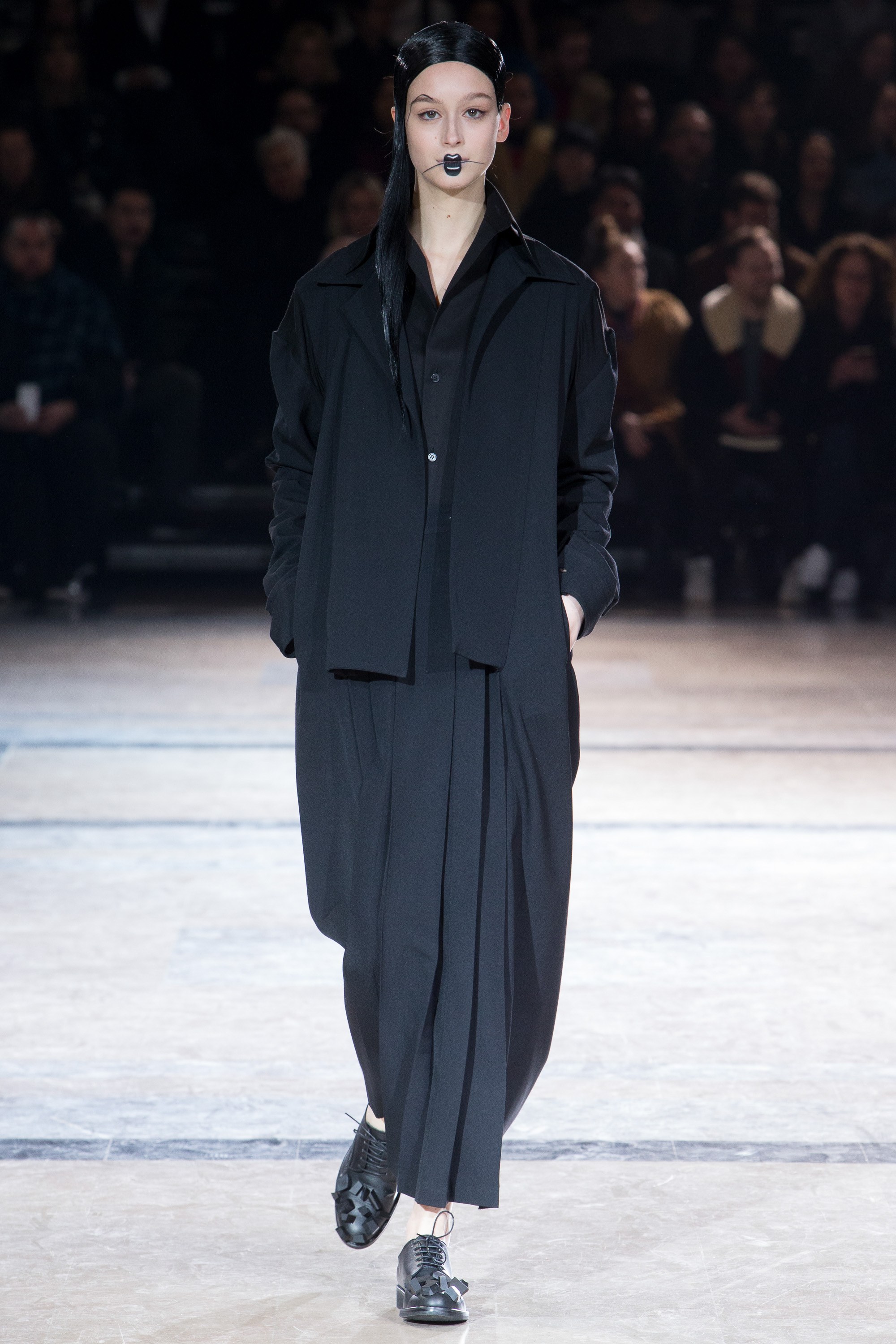 Yohji Yamamoto, fall 2016. Źródło zdjęcia