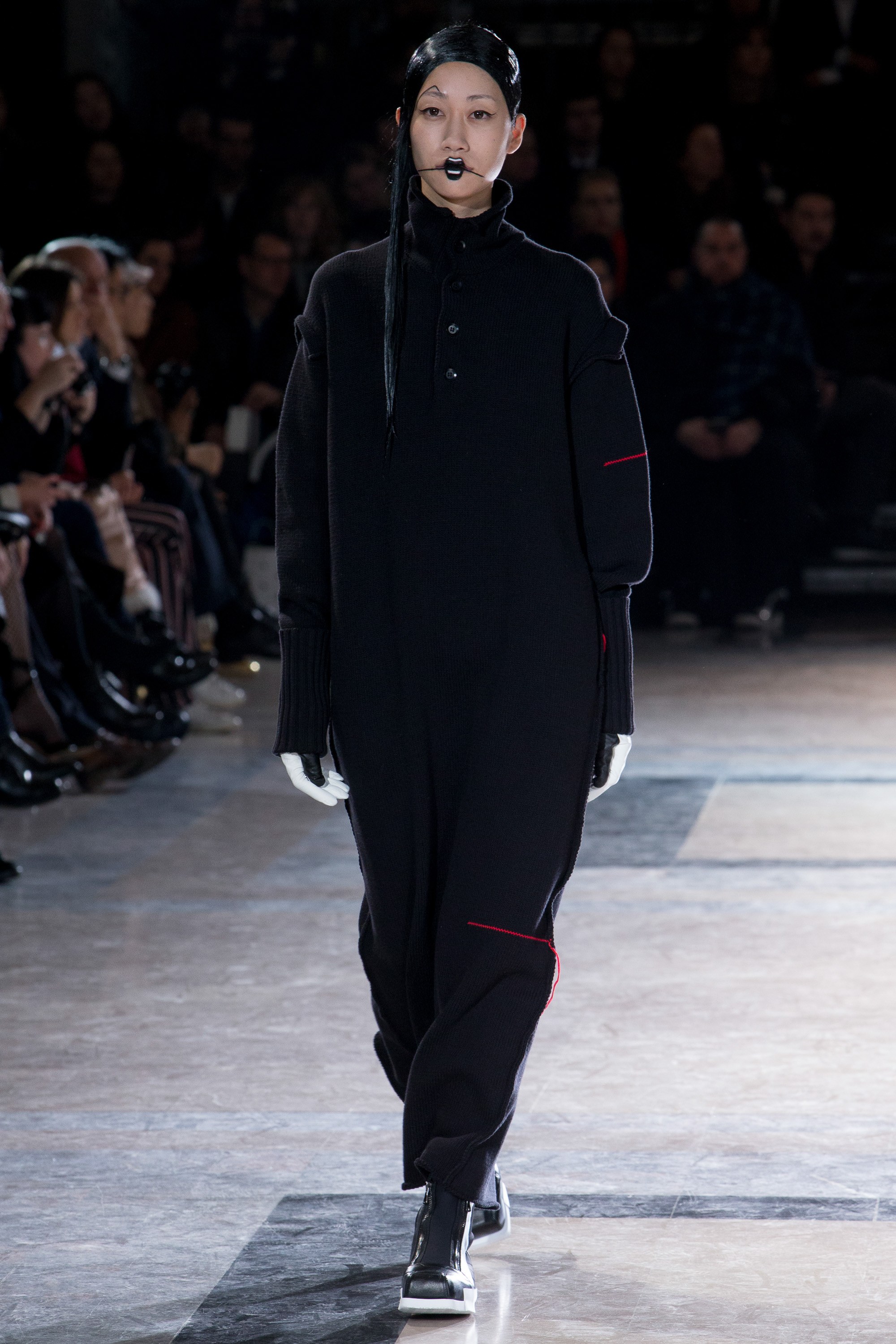 Yohji Yamamoto, fall 2016.  Źródło zdjęcia