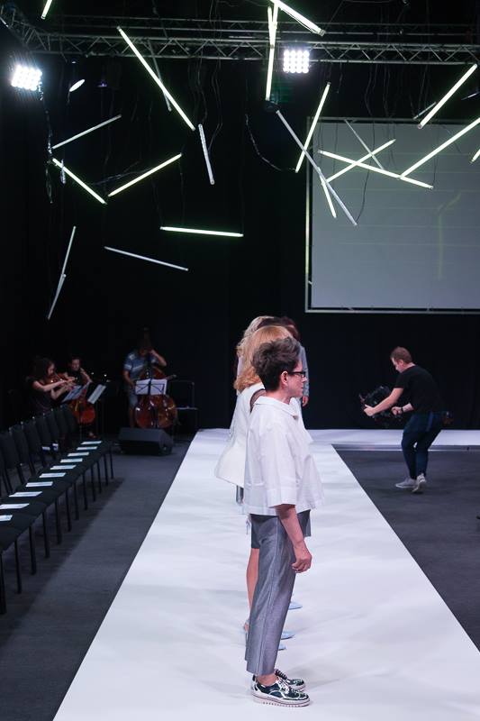 Próba przed pokazem. Bluzka jeszcze moja własna, spodnie i buty - z kolekcji dyplomowej. Foto: Artur Kostkowski, źródło zdjęcia