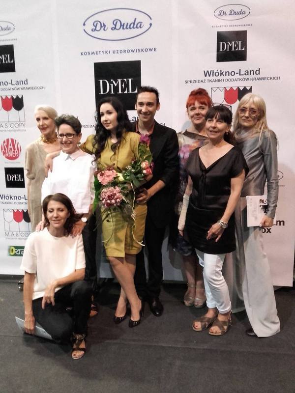 Od Lewej: Helena Nortowicz Ja - jaga fashion50plus Iga Dymel Konrad Laprus w głębi: promotor Igi - Małgorzata Gawrysiak Bańkowska  dziekan -  modelka z pokazu Igi - pracownik Wyższej Szkoły sztuli i Projektowanuia w Łodzi kuca: Anna Tomaszewska, Ooch 50