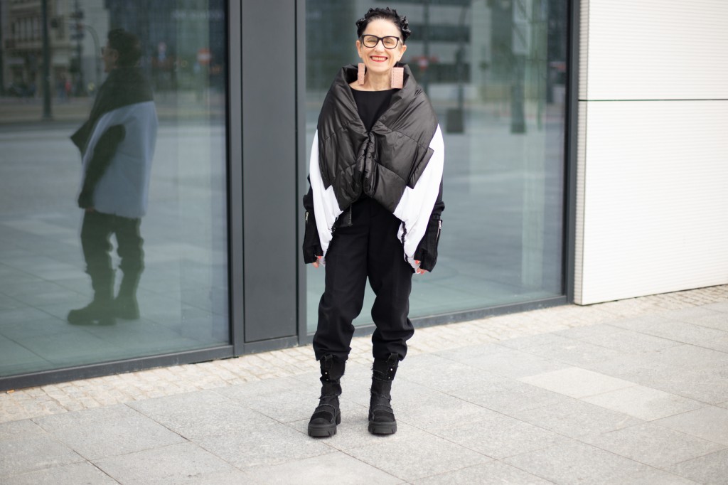Kasia Michalik, Moda nie kończy się na 30-stce! Te polskie blogerki 50+ warto obserwować!, fashionbiznes.pl 16.10.2021 https://fashionbiznes.pl/polskie-blogerki-50-plus-kogo-warto-obserwowac/
