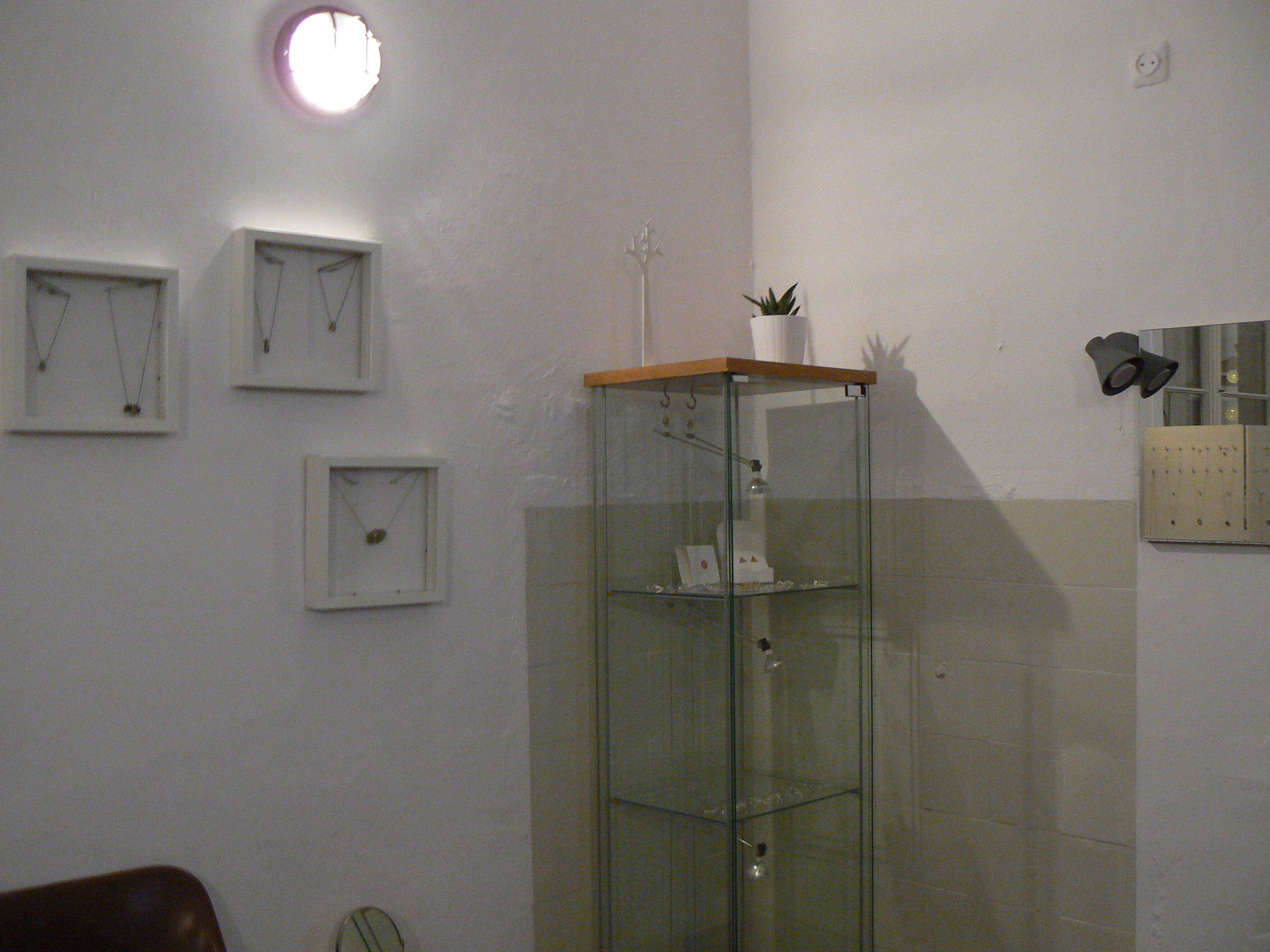 W gablocie biżuteria M. Paszkiewicz jewellery, na ścianie biżuteria Mokave