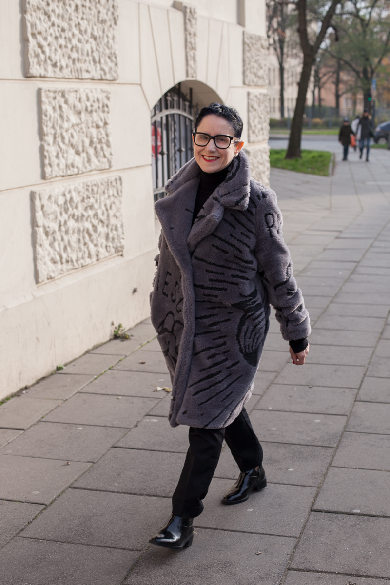 Płaszcz, Pan tu nie stał 4