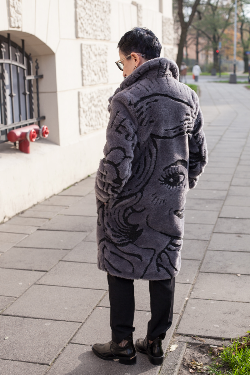 Płaszcz, Pan tu nie stał 5