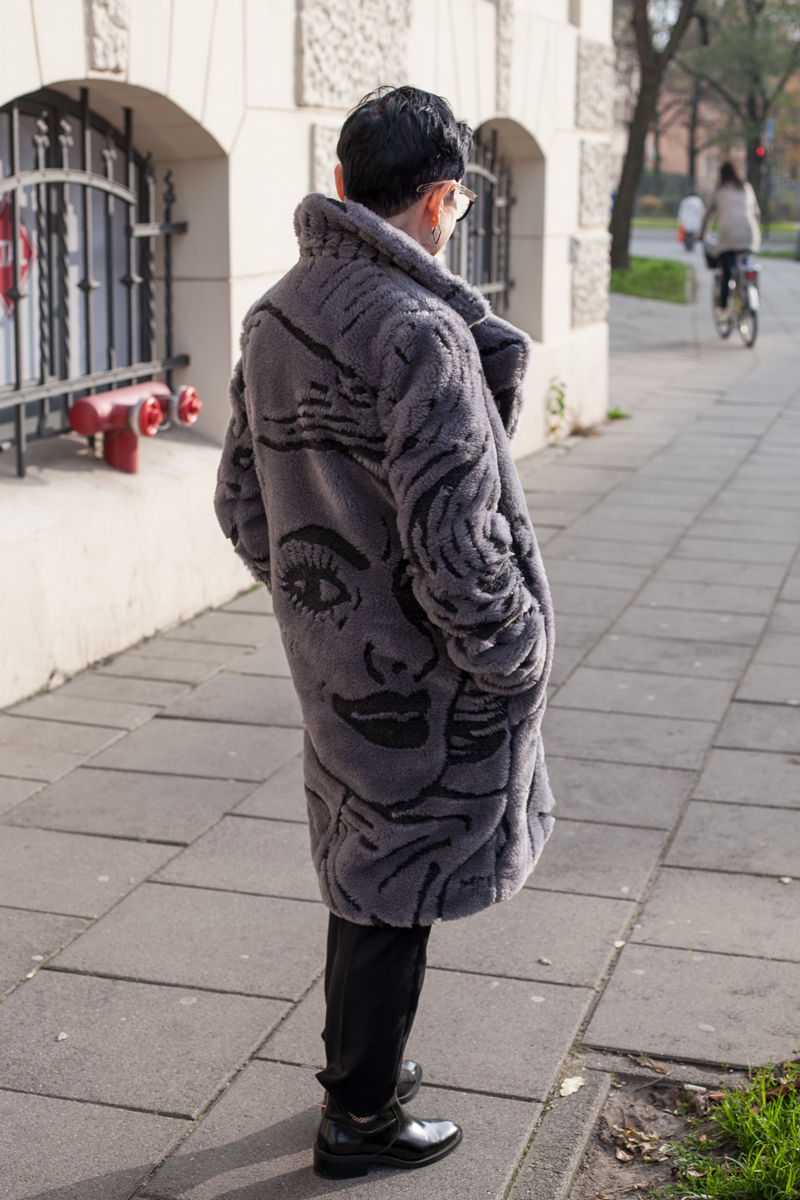 Płaszcz, Pan tu nie stał 6