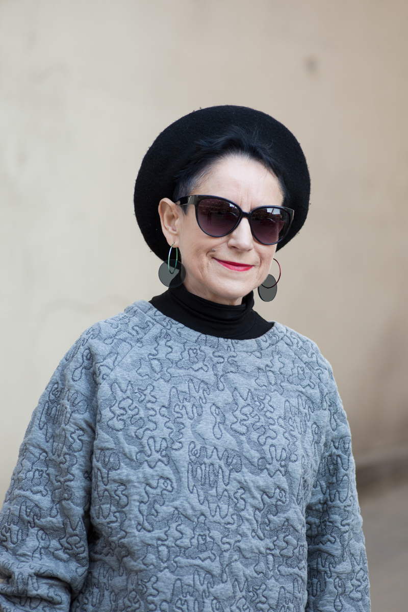 Wzór na bluzie inspirowany awangardą XX wieku2