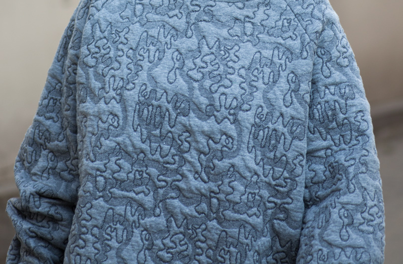 Wzór na bluzie inspirowany awangarda XX wieku