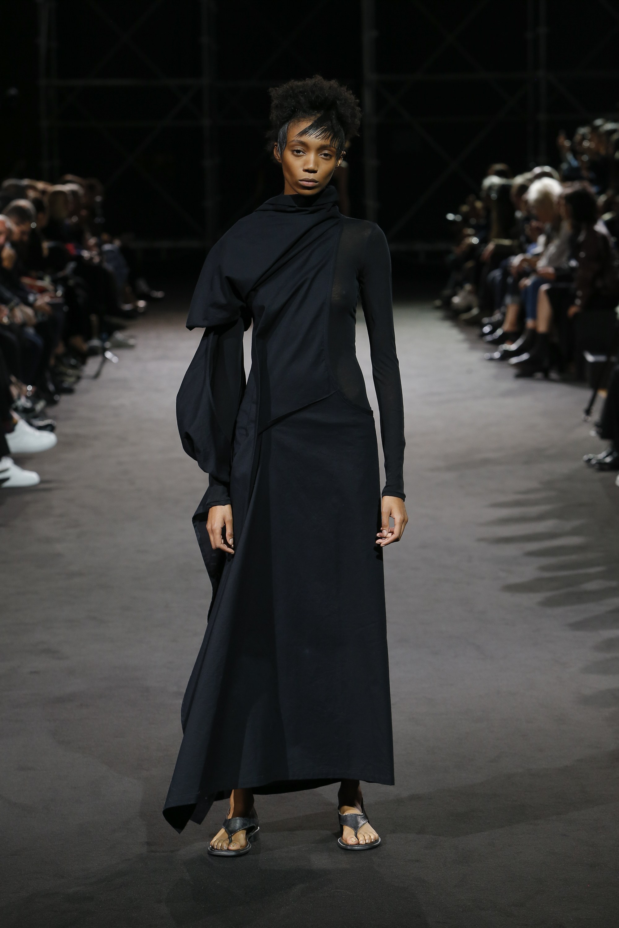 Kolekcja Yohji Yamamoto wiosna 2019