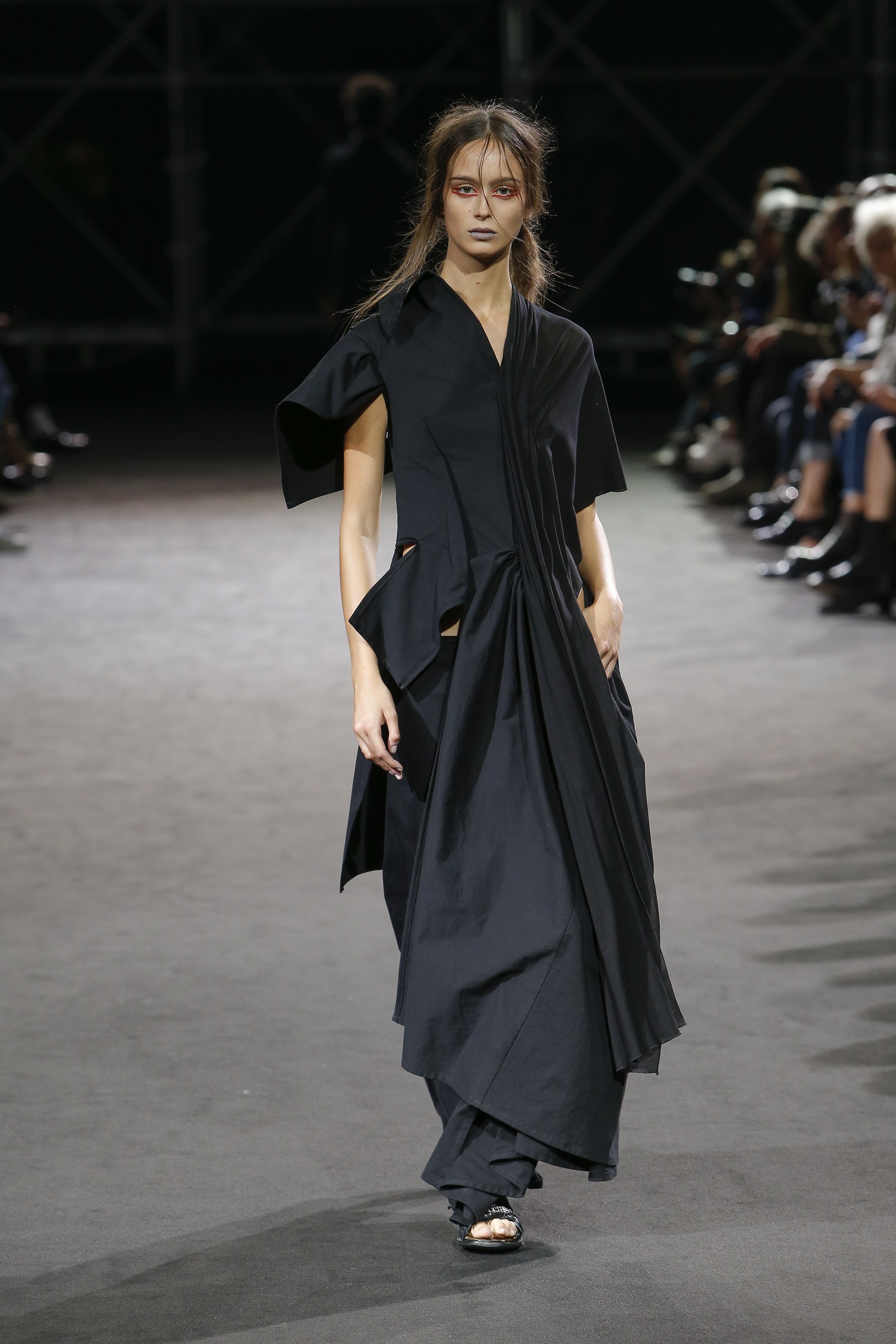 Kolekcja Yohji Yamamoto wiosna 2019