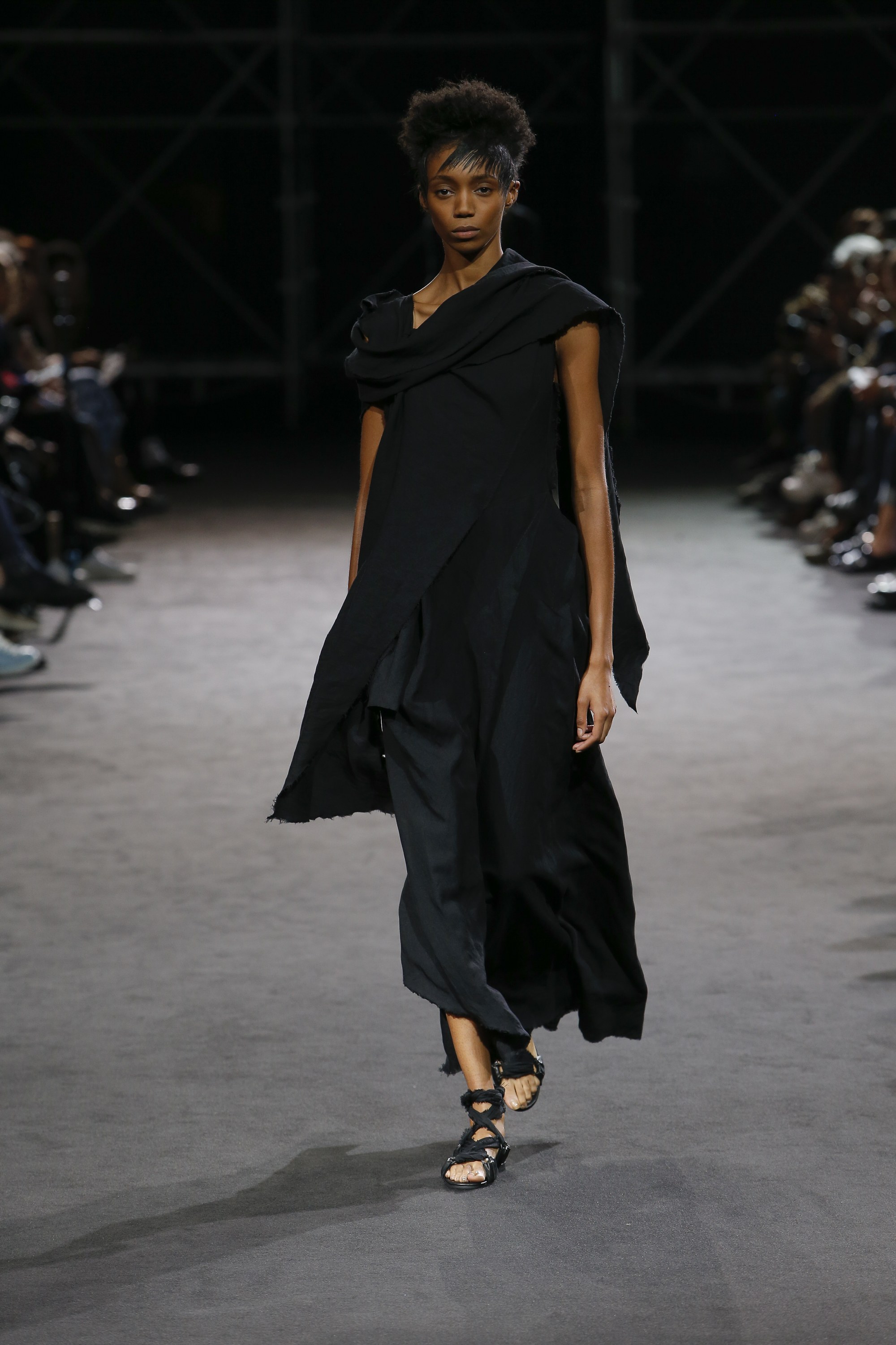Kolekcja Yohji Yamamoto wiosna 2019